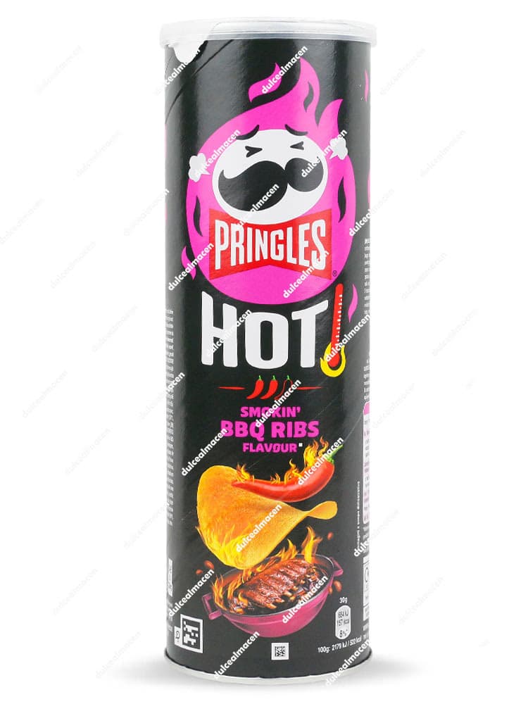 Bote grande de Pringles BBQ Ribs de color marrón oscuro con la imagen de costillas a la parrilla y salsa barbacoa, destacando el sabor ahumado de la marca - Dulcealmacen