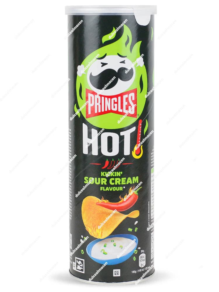 Bote grande de Pringles Hot Kickin' Sour Cream de color verde con llamas, mostrando el sabor de crema agria con un toque picante y el logotipo de la marca - Dulcealmacen