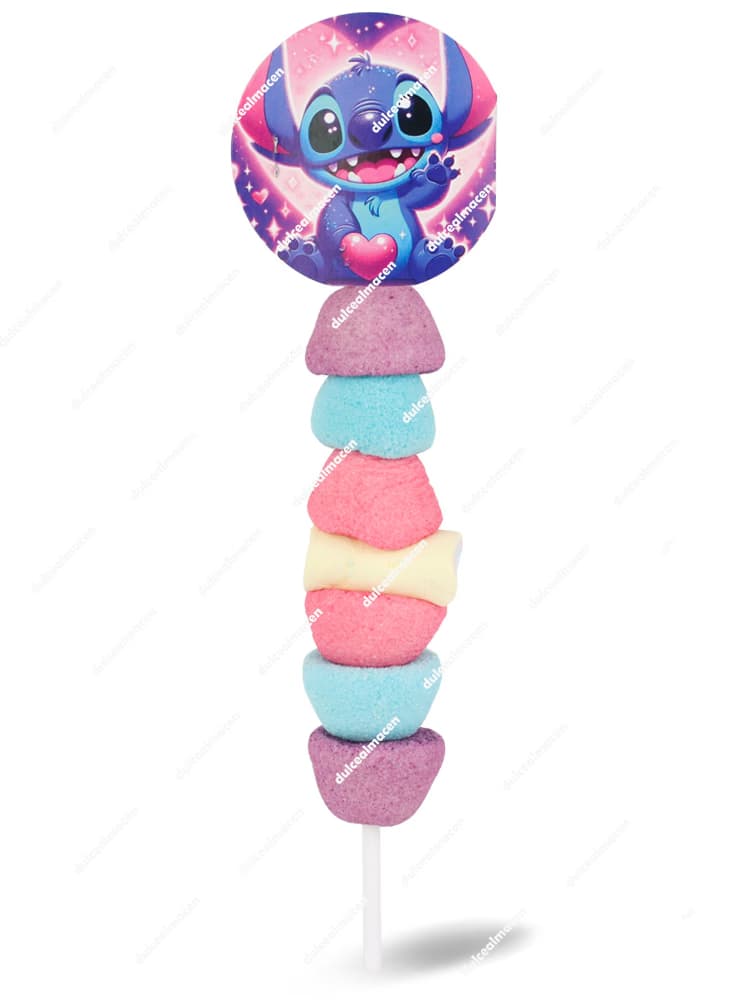 Pincho Stitch hecho de forma artesanal con nubes de azúcar en tonos azules, rosas y morados coronado por un diseño redondo del personaje animado Stitch - Dulcealmacen