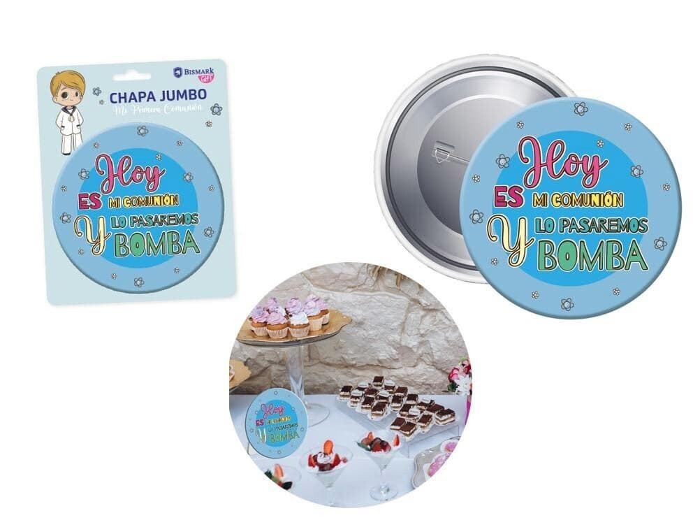 Chapa gigante azul para comunión de niño con frase festiva y ejemplo de uso en mesa de dulces Dulcealmacen