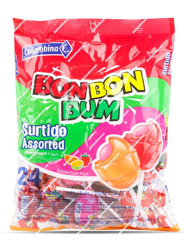 Bolsa roja de caramelos con palo Bon Bon Bum Surtido de Colombina mostrando los diferentes sabores y el texto Surtido Assorted - Dulcealmacen