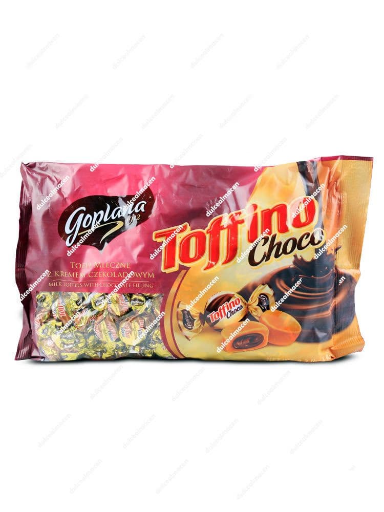 Bolsa de Toffino Choco 1 kg de la marca Goplana mostrando los caramelos de toffee rellenos de chocolate y su envoltorio individual - Dulcealmacen