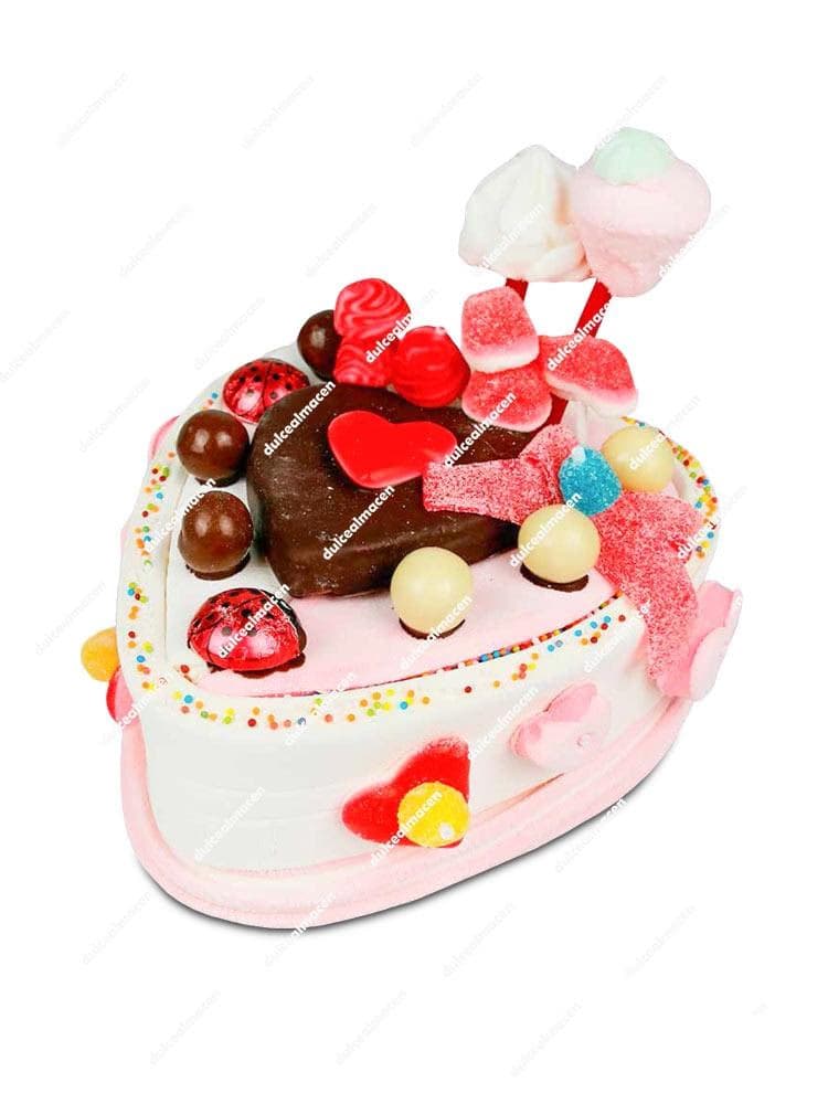 Tarta de chuches artesanal en forma de corazón decorada con nubes, bombones de chocolate y gominolas rojas para San Valentín - Dulcealmacen