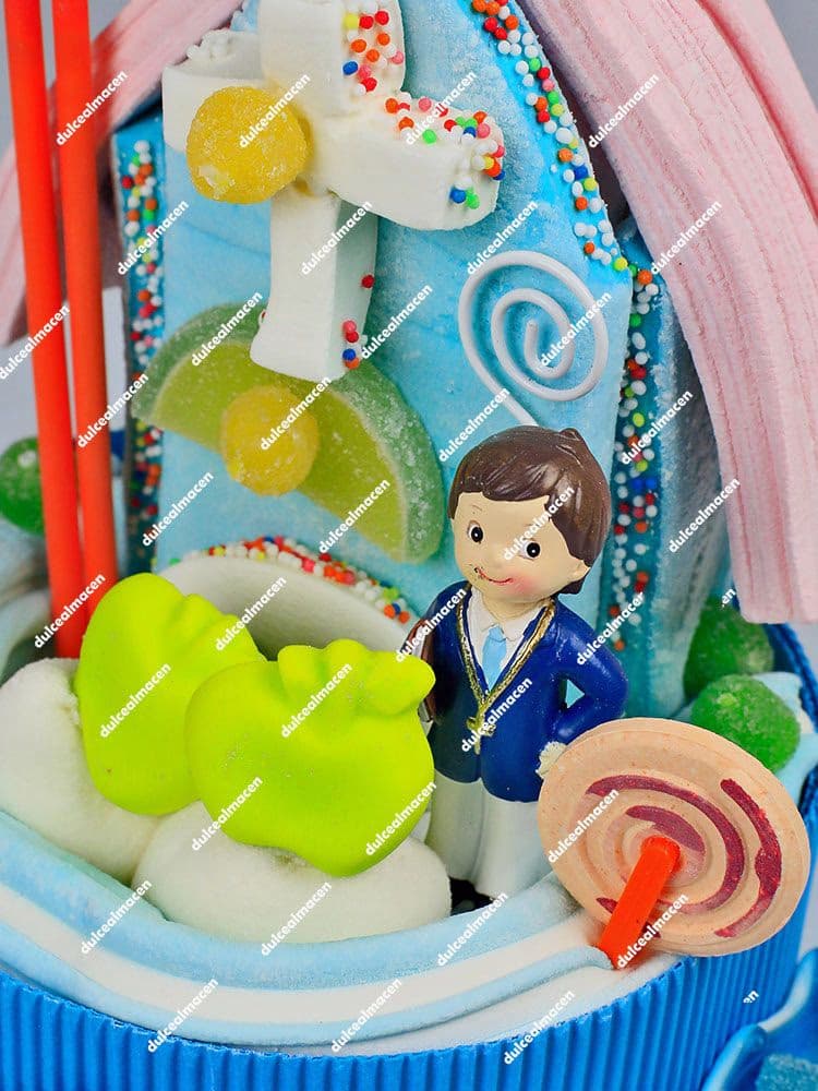 Tarta artesanal de golosinas con forma de pequeña iglesia en colores blanco, rosa y azul para celebraciones de Primera Comunión - Dulcealmacen
