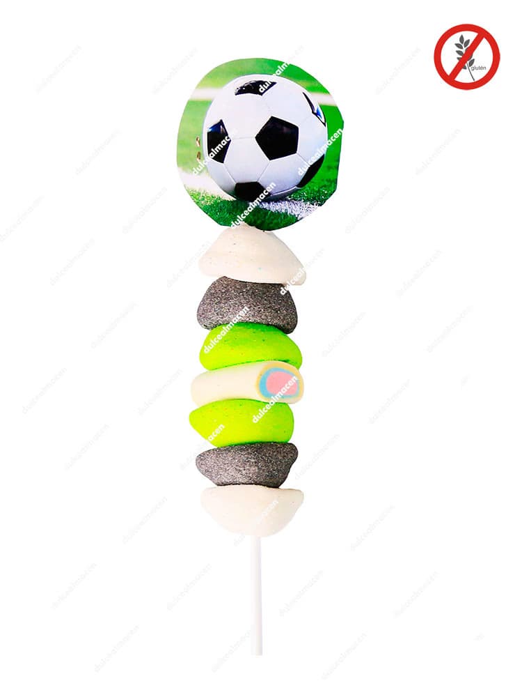 Pincho nubes balón de fútbol hecho a mano con gominolas y nubes de colores verde, blanco y negro coronado con una imagen de pelota de fútbol - Dulcealmacen