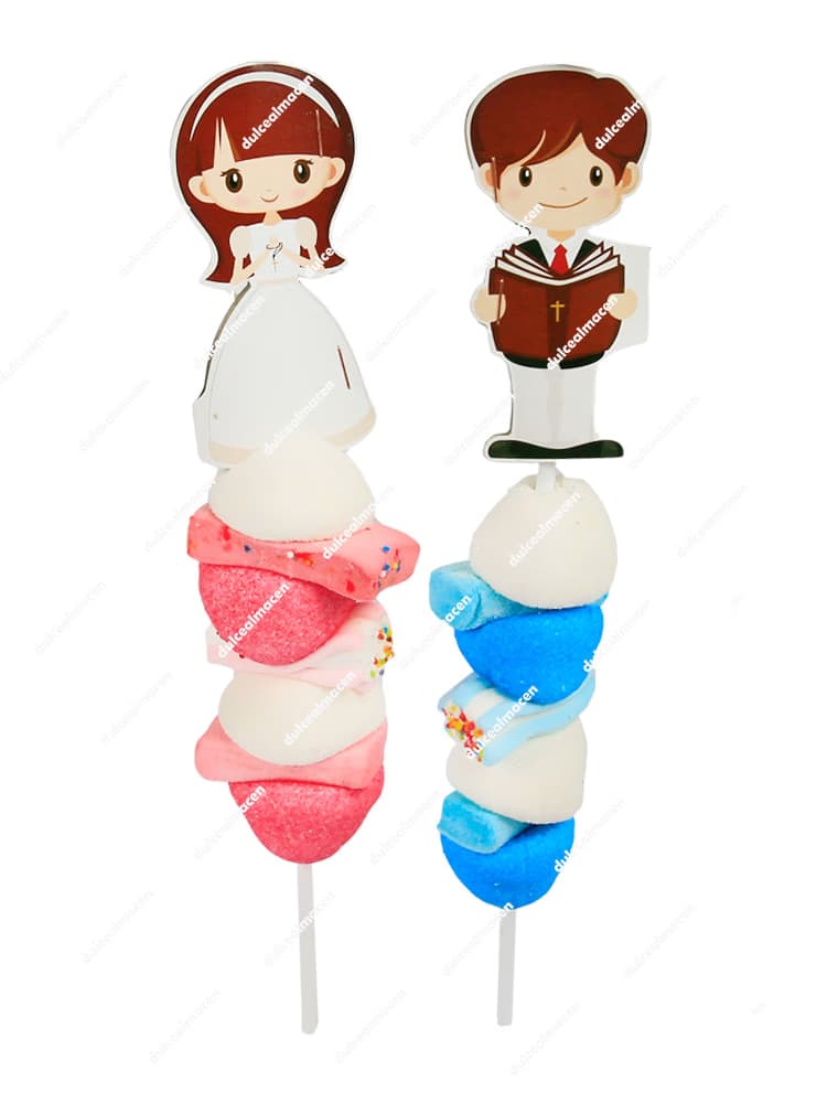 Brochetas artesanales de golosinas para comunión en colores azul y rosa con figuras de niño y niña, envueltas en celofán con lazos - Dulcealmacen