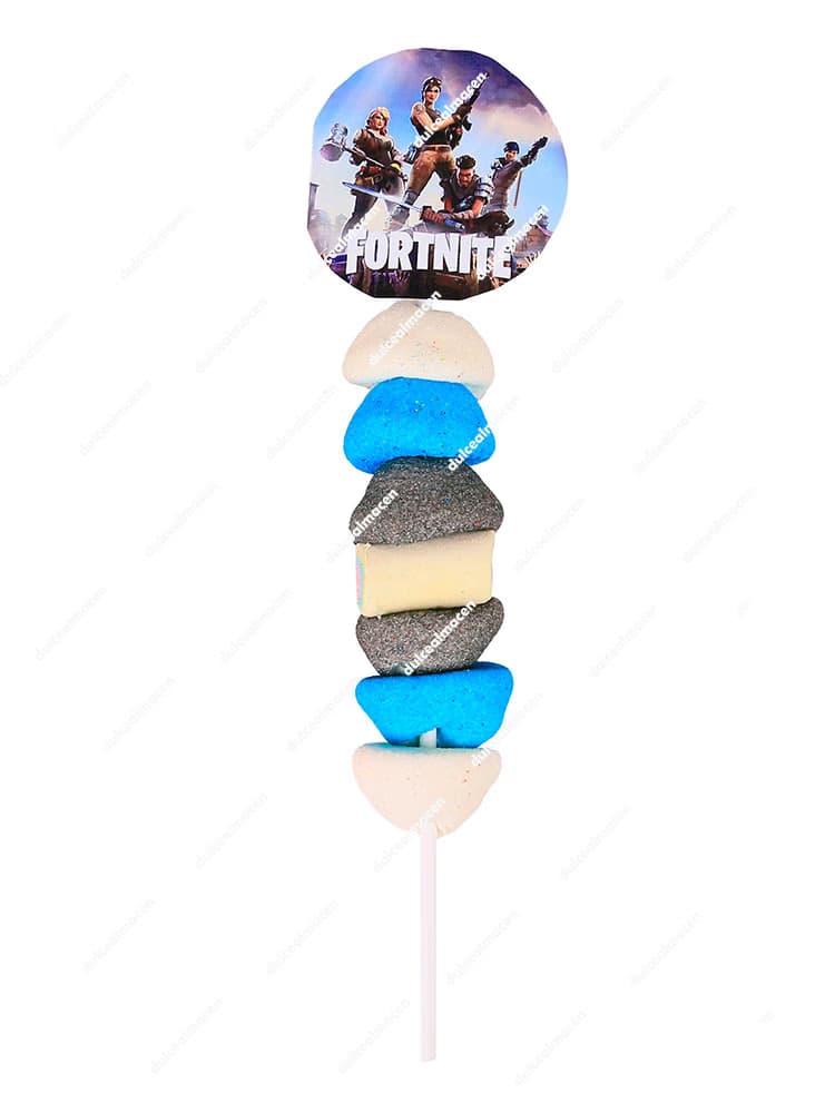 Pincho Fortnite de chuches hecho a mano con nubes de azúcar de colores azul, gris y blanco, coronado con una imagen de los personajes del videojuego - Dulcealmacen