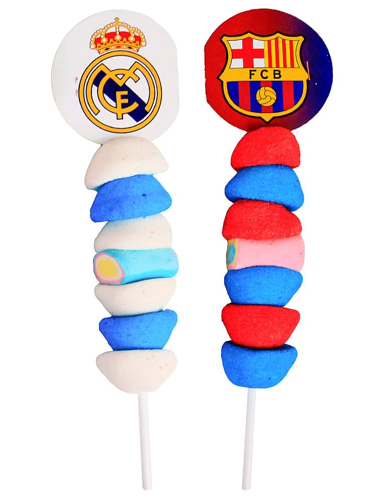 Dos unidades de pincho fútbol de chuches hecho a mano con nubes y gominolas, uno del Real Madrid y otro del Barcelona con sus escudos correspondientes - Dulcealmacen