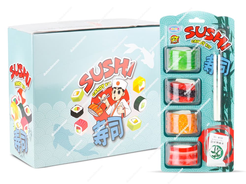 Expositor de 12 unidades de Sushi Candy Kit junto a un blíster individual con gominolas en forma de sushi y palillos sobre fondo blanco en Dulcealmacen