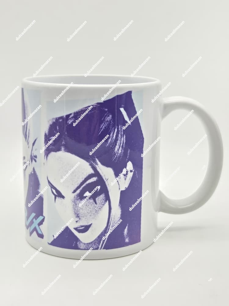 Taza de cerámica blanca de 325 ml con ilustración artística en color púrpura de una chica estilo K-Pop Demon Hunters - Dulcealmacen
