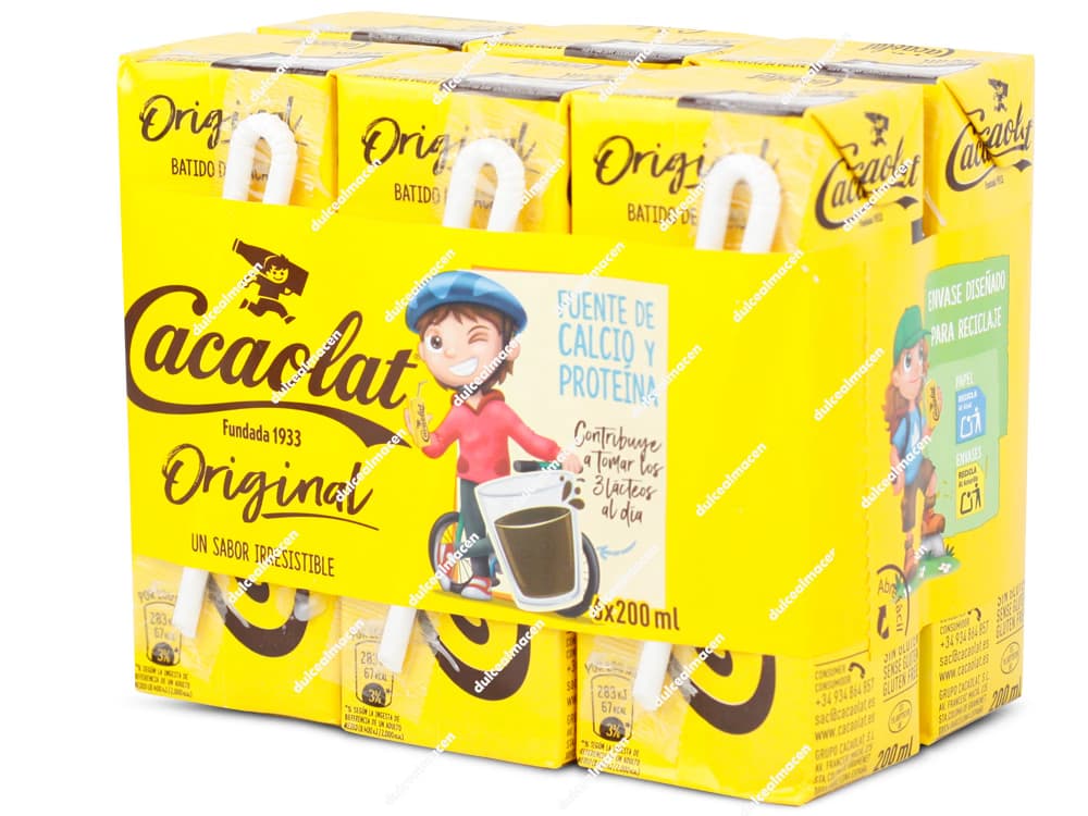 Pack amarillo de 6 briks de 200 ml de Batido Cacaolat Original con imagen de un niño en bicicleta - Dulcealmacen