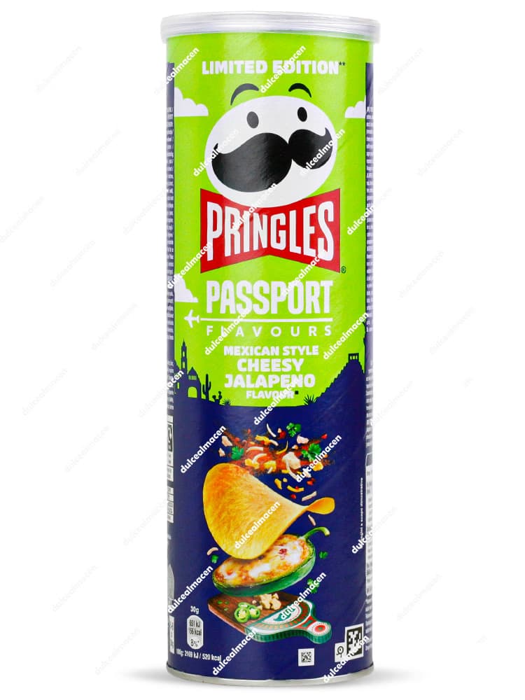 Bote grande de Pringles de color amarillo sabor Cheesy Cheese de 165 gramos, mostrando la icónica cara de la marca y una ilustración de trozos de queso - Dulcealmacen