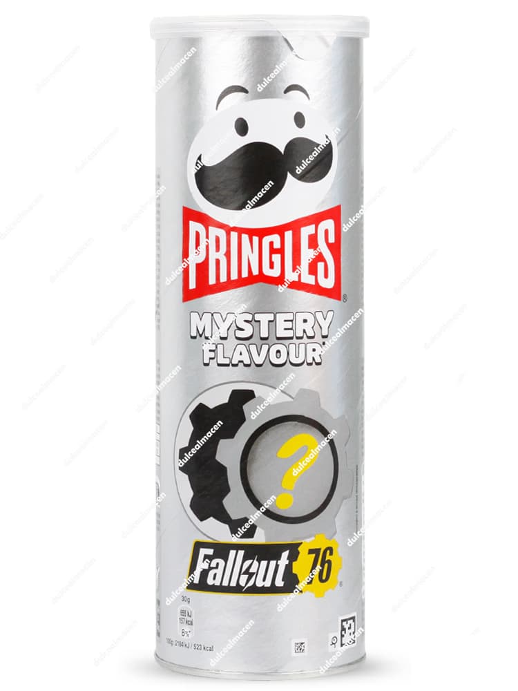 Bote plateado de Pringles Mystery Flavour de 165 gramos, edición especial Fallout 76 con un signo de interrogación amarillo en un engranaje - Dulcealmacen