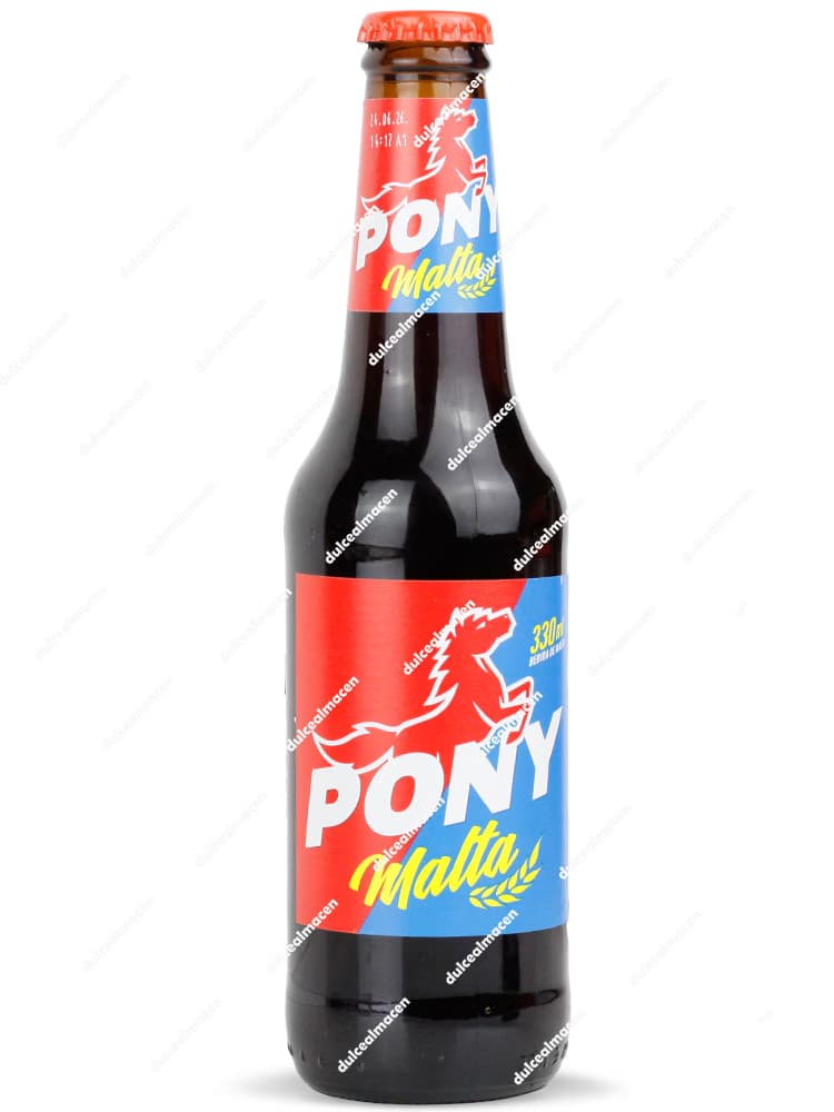 Botella cilíndrica de vidrio oscuro de la bebida tradicional colombiana Pony Malta de 33 cl, con una etiqueta en el cuerpo con franjas diagonales rojas, amarillas y blancas, y el logotipo de Pony Malta con letras blancas sobre fondo rojo - Dulcealmacen