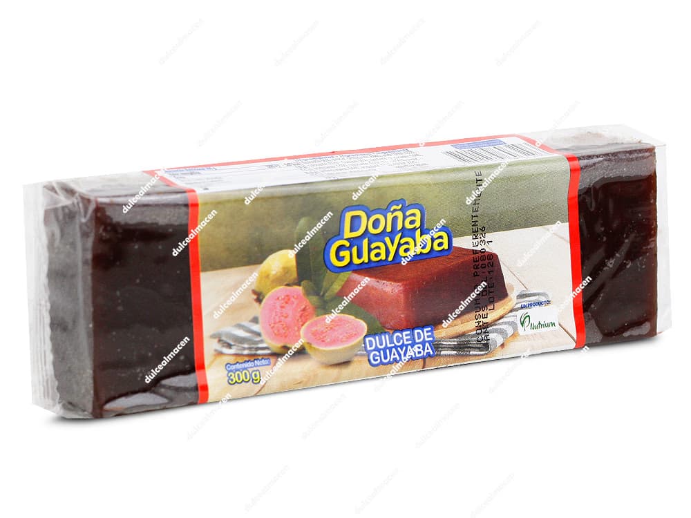 Paquete transparente del dulce e identidad latinoamericana Doña Guayaba de 300 gramos, que muestra en su interior el bloque de bocadillo veleño con sus tonalidades características - Dulcealmacen