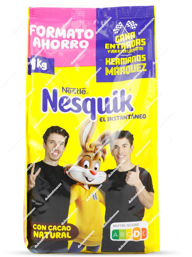 Bote cilíndrico de plástico amarillo brillante de Cacao en Polvo Nestlé Nesquik de 1 kg con tapa azul hermética mostrando un vaso de batido y la mascota Quicky - Dulcealmacen