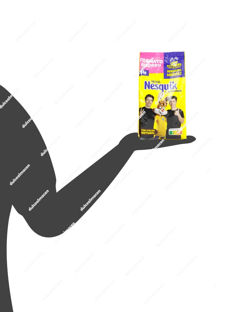 Bote cilíndrico de plástico amarillo brillante de Cacao en Polvo Nestlé Nesquik de 1 kg con tapa azul hermética mostrando un vaso de batido y la mascota Quicky - Dulcealmacen