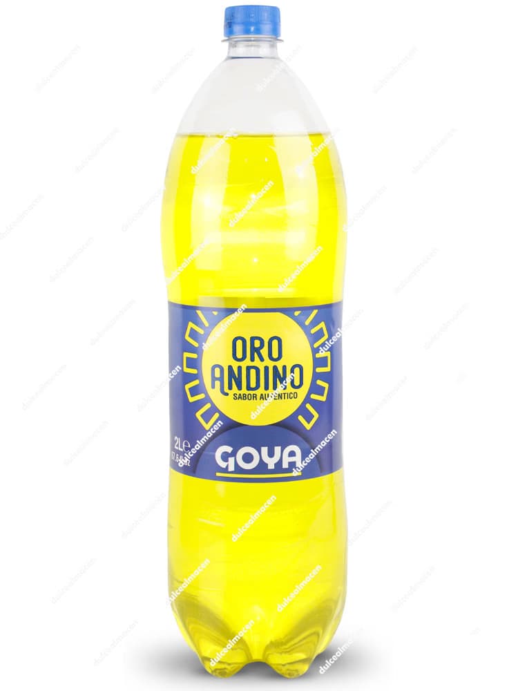 Botella grande de plástico transparente de 2 litros del refresco de la marca Goya variedad Oro Andino, mostrando el líquido de un brillante color amarillo dorado y una etiqueta central azul con un sol e inscripciones amarillas - Dulcealmacen