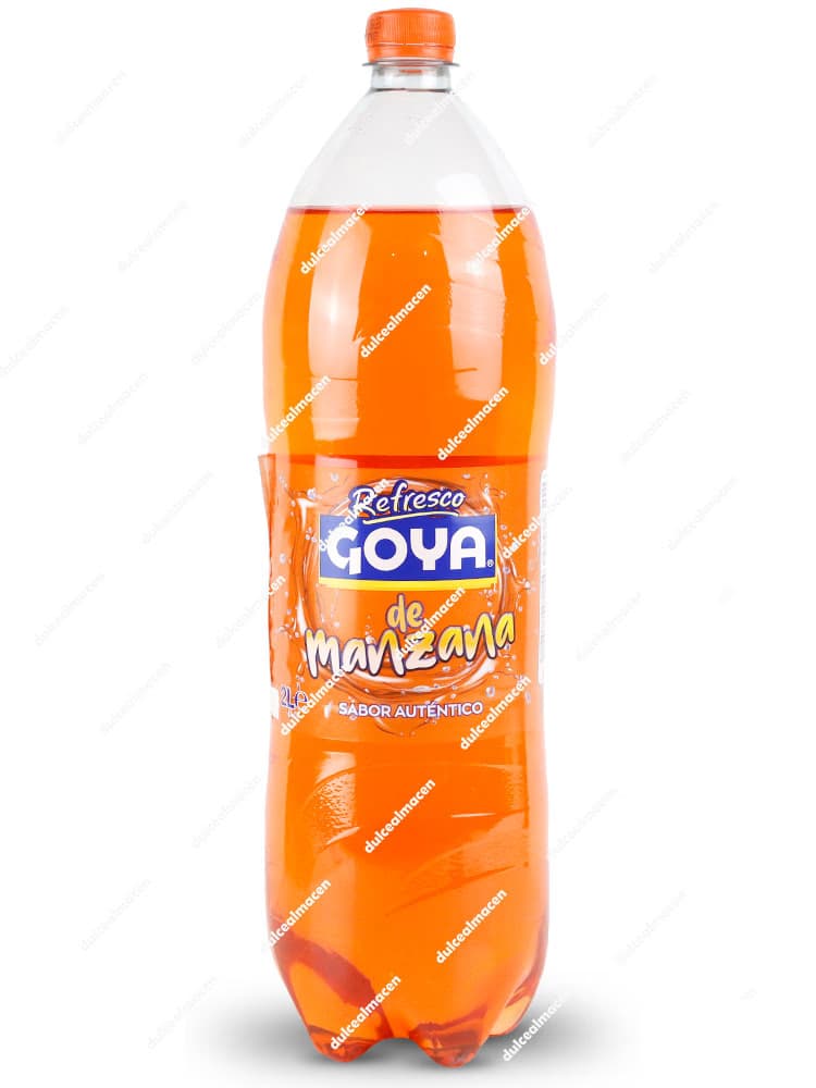 Caja expositora de cartón que contiene seis botellas grandes de plástico transparente de 2 litros del refresco de la marca Goya sabor de Manzana, mostrando el líquido de color naranja ambarino y su etiqueta corporativa - Dulcealmacen