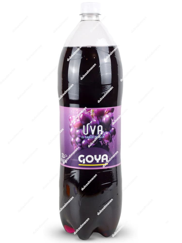Botella grande de plástico transparente de 2 litros del refresco de la marca Goya sabor Uva, mostrando el líquido de un oscuro color morado y una etiqueta frontal lila con ilustraciones de racimos de uvas - Dulcealmacen