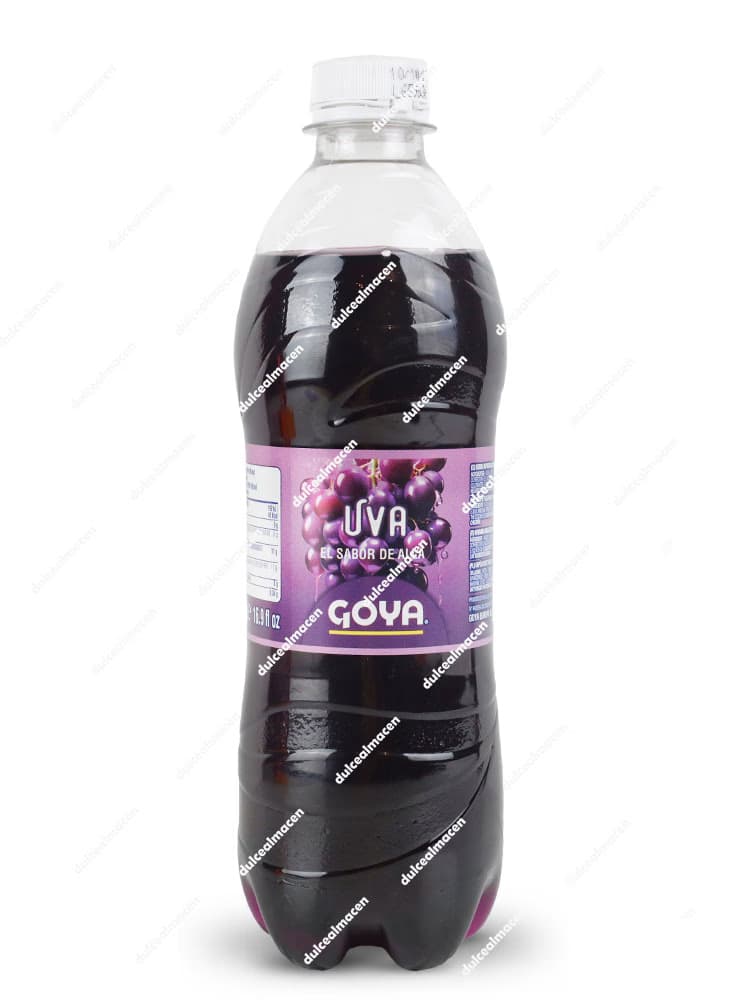 Botella de plástico transparente de 0,5 litros del refresco de la marca Goya sabor Uva, mostrando el líquido de un oscuro y característico color morado junto a una etiqueta frontal lila con ilustraciones de racimos de uvas - Dulcealmacen