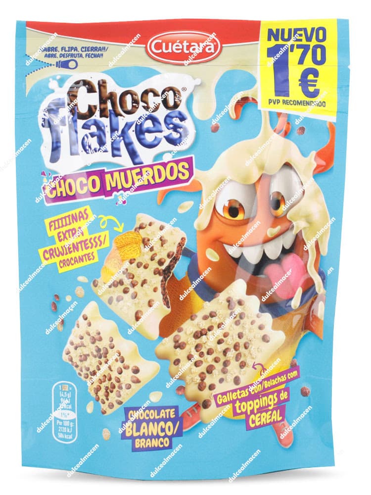 Bolsa de color azul claro de galletas Cuétara Choco Flakes Choco Muerdos sabor Chocolate Blanco de 87 gramos, con el dibujo de la mascota naranja Benito cubierta de crema blanca, tres galletas finas con pepitas flotando y un sello amarillo de Nuevo PVP recomendado 1,70€ - Dulcealmacen