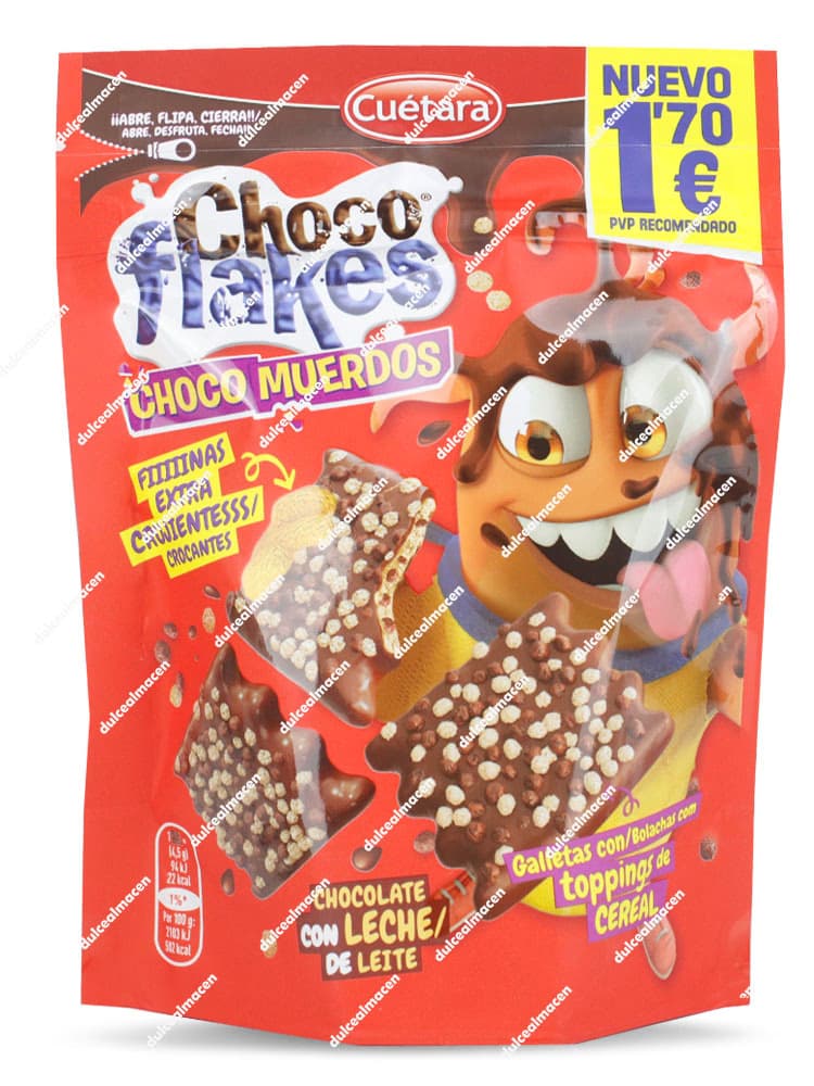 Bolsa de color marrón oscuro de galletas Cuétara Choco Flakes Choco Muerdos sabor Chocolate con Leche de 87 gramos, con el dibujo de la mascota naranja Benito surfeando en una ola de chocolate, tres galletas finas bañadas flotando y un sello amarillo de Nuevo PVP recomendado 1,70€ - Dulcealmacen