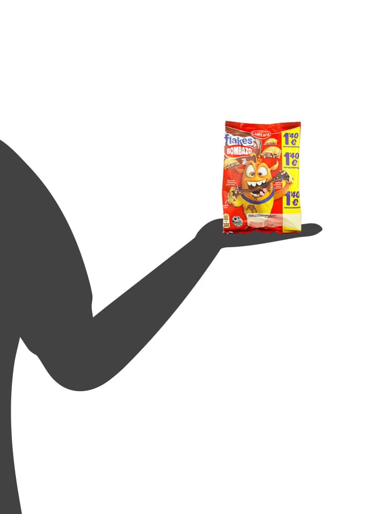 Bolsa de galletas Cuétara Choco Flakes Bombazo de 120 gramos, con la mascota Benito comiendo una galleta rellena de crema de chocolate a rebosar y sello de PVP 1,40€ - Dulcealmacen