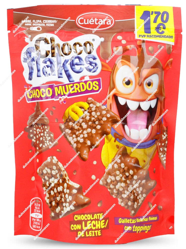 Bolsa de galletas Cuétara Choco Flakes Choco Muerdos sabor Chocolate con Leche de 70 gramos, mostrando a la mascota naranja Benito surfeando en una ola de chocolate, tres galletas finas bañadas flotando y un sello amarillo de PVP recomendado 1,70€ - Dulcealmacen