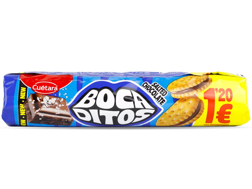 Paquete alargado en tubo de color azul de galletas Cuétara Bocaditos Salted Chocolate de 150 gramos, mostrando una onza de chocolate con escamas de sal a la izquierda, dos galletas redondas rellenas en el centro y un llamativo sello amarillo con el PVP recomendado de 1,20€ - Dulcealmacen