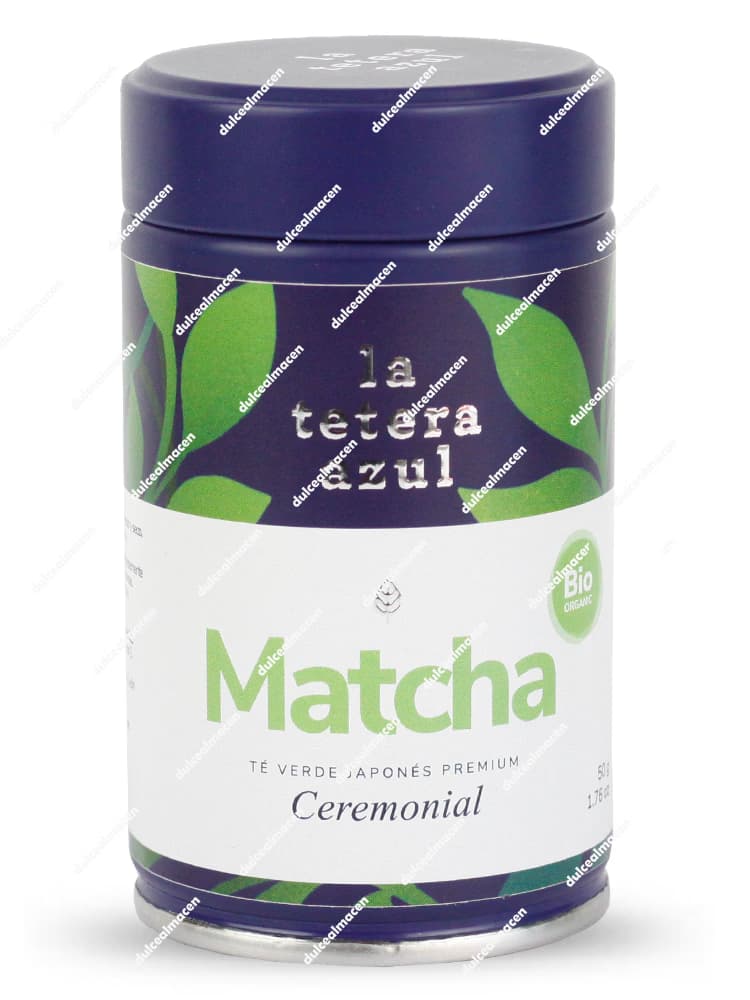 Tarro metálico cilíndrico de diseño gourmet de color azul marino de la marca La Tetera Azul variedad Matcha Té Verde Japonés de 50 gramos, con una franja central de color verde esmeralda brillante con el nombre del producto destacado en la parte frontal - Dulcealmacen