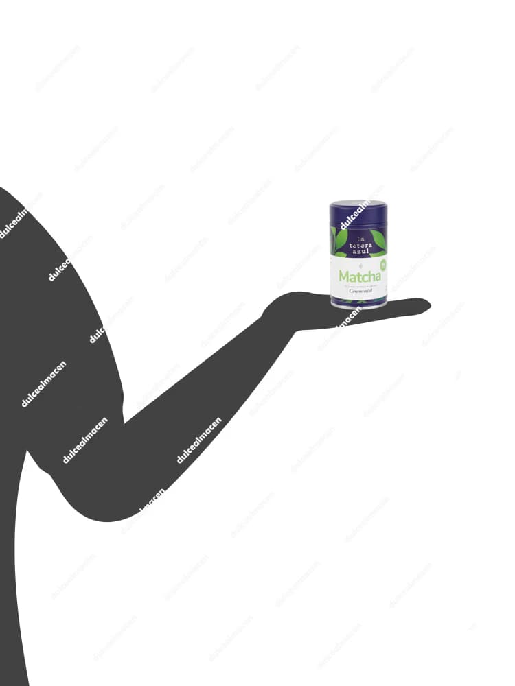 Tarro metálico cilíndrico de diseño gourmet de color azul marino de la marca La Tetera Azul variedad Matcha Té Verde Japonés de 50 gramos, con una franja central de color verde esmeralda brillante con el nombre del producto destacado en la parte frontal - Dulcealmacen