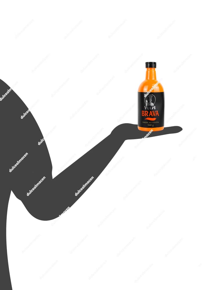 Botella de 540 gramos de color naranja de la salsa brava artesana Vulpi con una etiqueta negra que muestra el nombre del producto y el logotipo plateado de un chef - Dulcealmacen