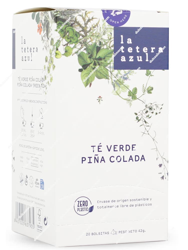 Caja rectangular de color azul marino del té verde de autor La Tetera Azul variedad Té Verde Piña Colada de 20 bolsitas, con una llamativa franja central de color verde lima brillante, ilustraciones de piña y coco, y el logotipo redondo Zero Plastic en la parte frontal - Dulcealmacen