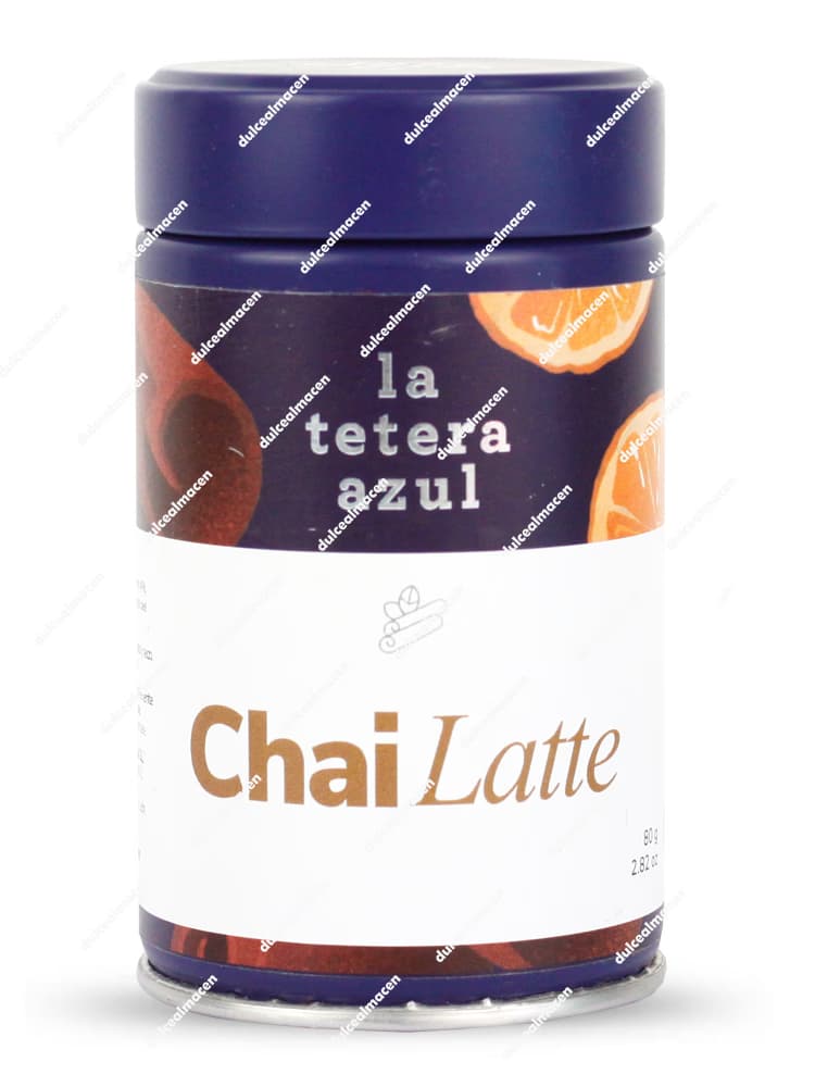 Tarro metálico cilíndrico de diseño gourmet de color azul marino de la marca La Tetera Azul variedad Chai Latte de 80 gramos, con una franja central de color verde agua brillante con ilustraciones botánicas de especias y el nombre del producto destacado en la parte frontal - Dulcealmacen