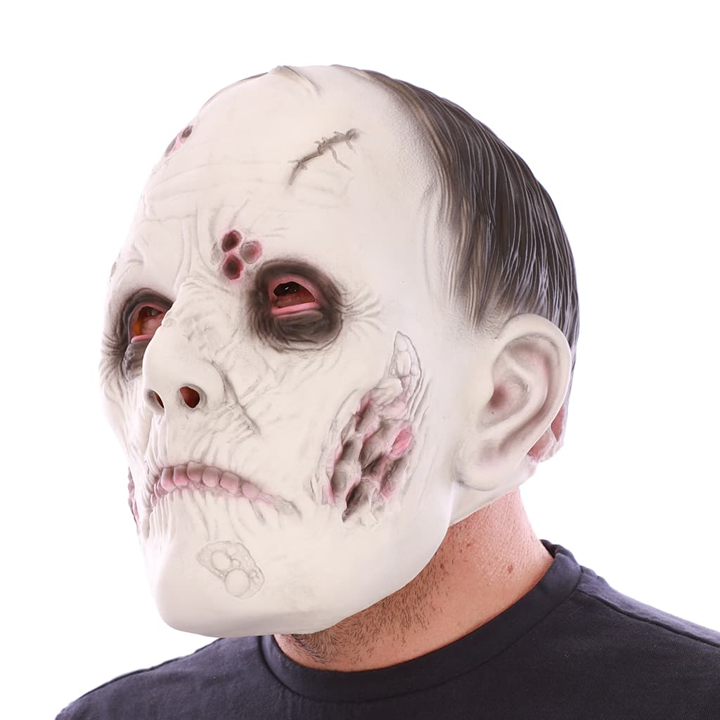 Modelo luciendo la Fyasa Máscara Zombie de terror con detalles de heridas en Dulcealmacen