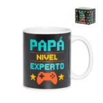 Taza de cerámica negra con diseño pixelado de mando de videojuegos y frase Papá Nivel Experto - Dulcealmacen