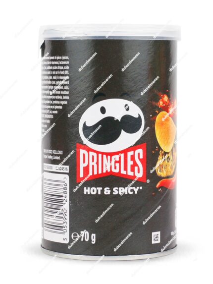 Bote mediano de Pringles de color negro sabor Hot & Spicy de 70 gramos, con la imagen de chiles picantes y el logotipo de la marca - Dulcealmacen