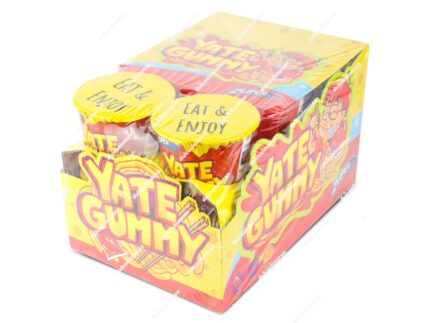 Caja expositora amarilla de 12 unidades de Yate Gummy, mostrando los vasos individuales de gominolas que imitan fideos instantáneos con el lema Eat & Enjoy - Dulcealmacen