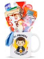 Taza de cerámica de Primera Comunión rellena de snacks Kinder y Nutella, envuelta en papel celofán con un lazo decorativo - Dulcealmacen