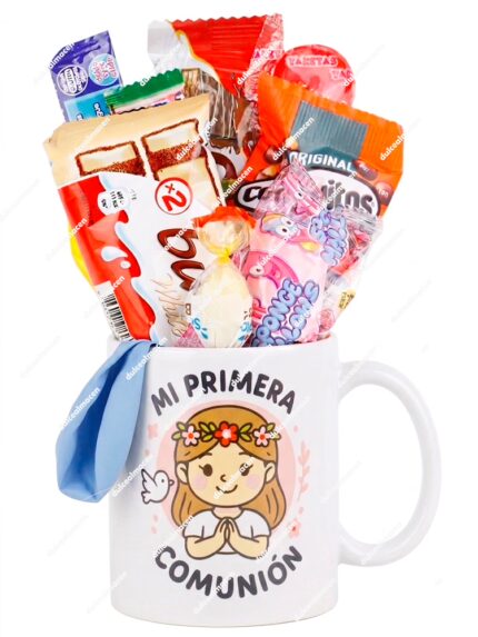 Taza de cerámica de Primera Comunión rellena de snacks Kinder y Nutella, envuelta en papel celofán con un lazo decorativo - Dulcealmacen