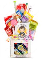 Taza de cerámica especial Primera Comunión rellena con un surtido extra de chocolates Kinder, KitKat y Lacasitos, envuelta en celofán - Dulcealmacen