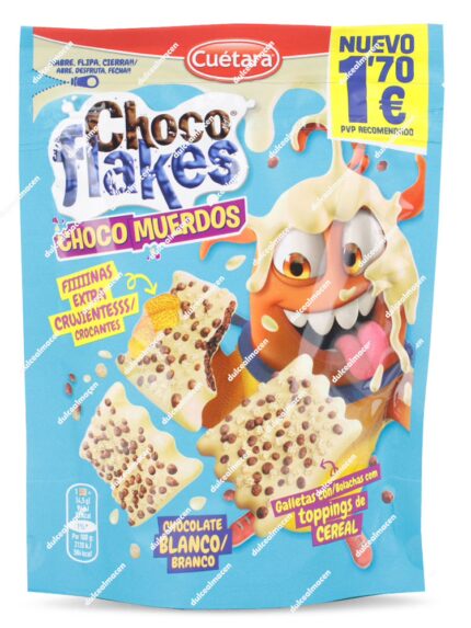 Bolsa de color azul claro de galletas Cuétara Choco Flakes Choco Muerdos sabor Chocolate Blanco de 87 gramos, con el dibujo de la mascota naranja Benito cubierta de crema blanca, tres galletas finas con pepitas flotando y un sello amarillo de Nuevo PVP recomendado 1,70€ - Dulcealmacen