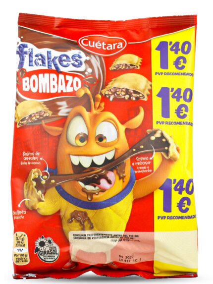 Bolsa de galletas Cuétara Choco Flakes Bombazo de 120 gramos, con la mascota Benito comiendo una galleta rellena de crema de chocolate a rebosar y sello de PVP 1,40€ - Dulcealmacen