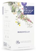 Caja rectangular de color azul marino de la infusión de autor La Tetera Azul variedad Manzanilla Camomile de 20 bolsitas, con una franja central de color amarillo crema brillante y el logotipo redondo Zero Plastic en la parte frontal - Dulcealmacen