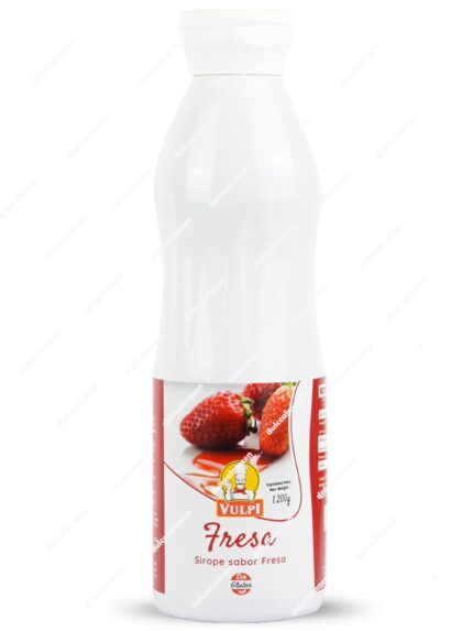 Botella plástica transparente de 1,2 kg de sirope de fresa líquido de la marca Vulpi con el sello rojo de sin gluten y el logotipo de un chef en la etiqueta frontal - Dulcealmacen