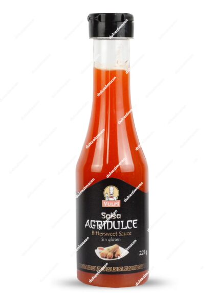 Botella plástica transparente boca abajo de la salsa agridulce de autor Vulpi de 225 gramos, mostrando un contenido líquido de color rojo traslúcido, con tapón dosificador negro, etiqueta naranja con la ilustración de un zorro y el sello sin gluten - Dulcealmacen
